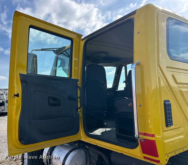 image for item EK2617 2013 International 7400 Workstar truck cab and chassis