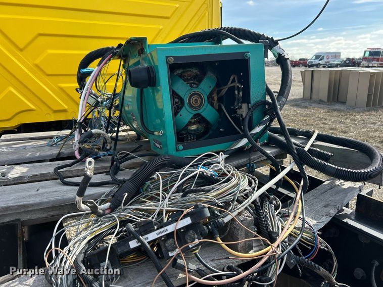 image for item EK2617 2013 International 7400 Workstar truck cab and chassis