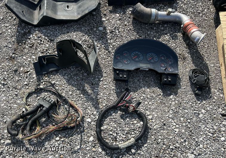 image for item EK2617 2013 International 7400 Workstar truck cab and chassis