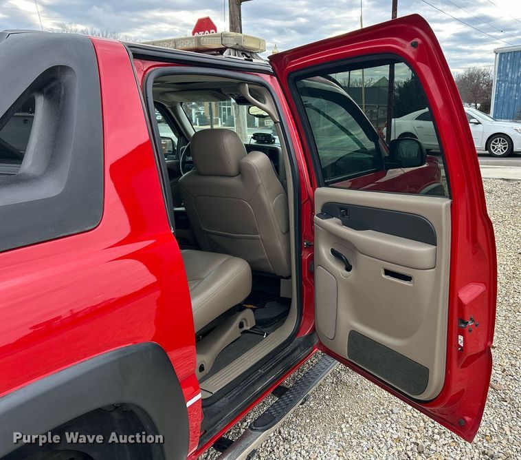 image for item EK2622 2004 Chevrolet Avalanche Crew Cab pickup truck