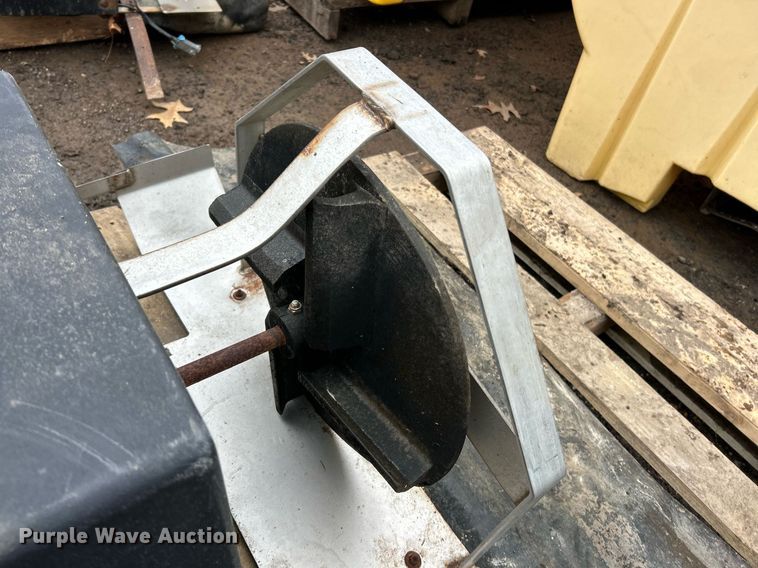 image for item EK2628 (2) Fisher Polycaster spreaders