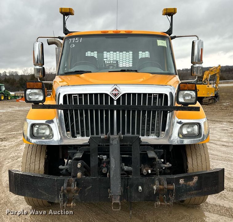 image for item EN5081 2006 International 7400 dump flatbed truck