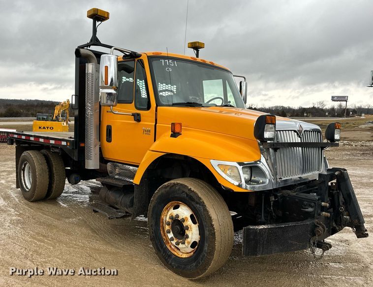 image for item EN5081 2006 International 7400 dump flatbed truck