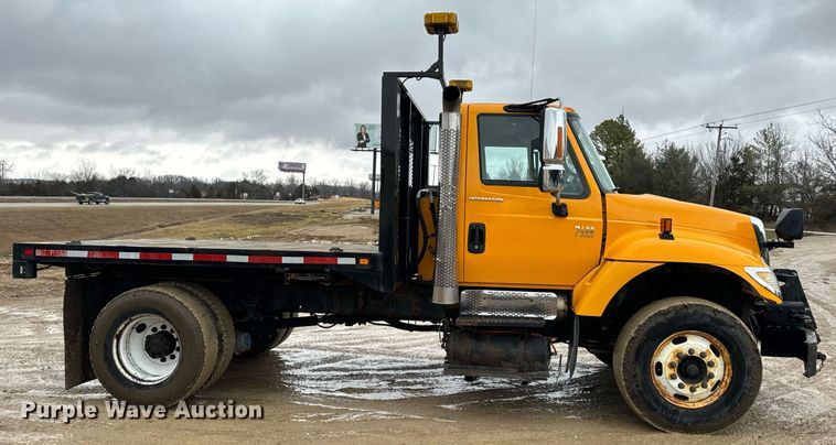 image for item EN5081 2006 International 7400 dump flatbed truck