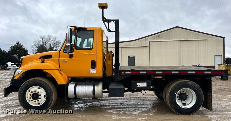 image for item EN5081 2006 International 7400 dump flatbed truck