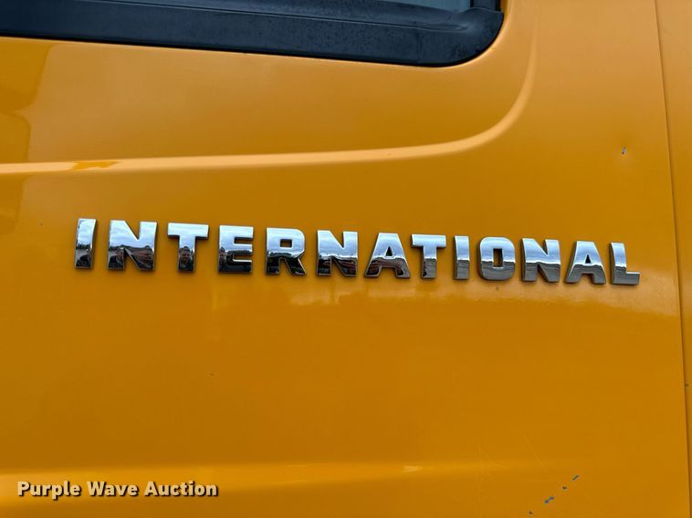 image for item EN5081 2006 International 7400 dump flatbed truck