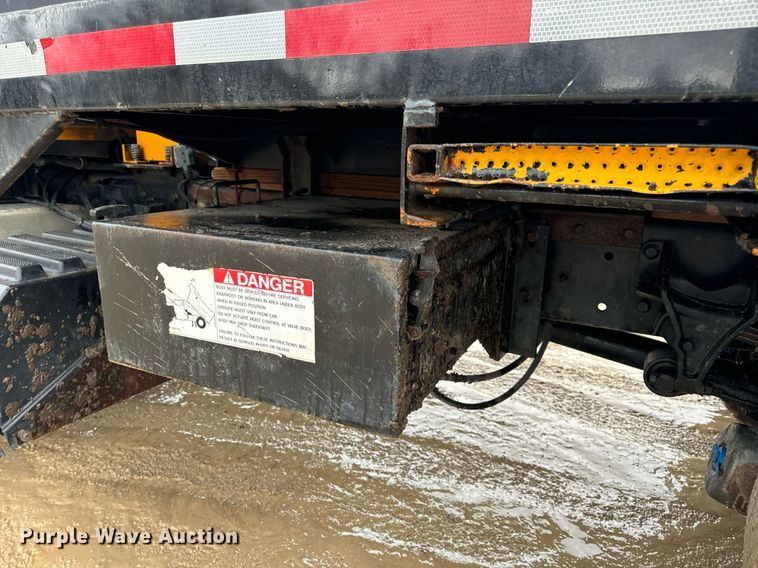 image for item EN5081 2006 International 7400 dump flatbed truck