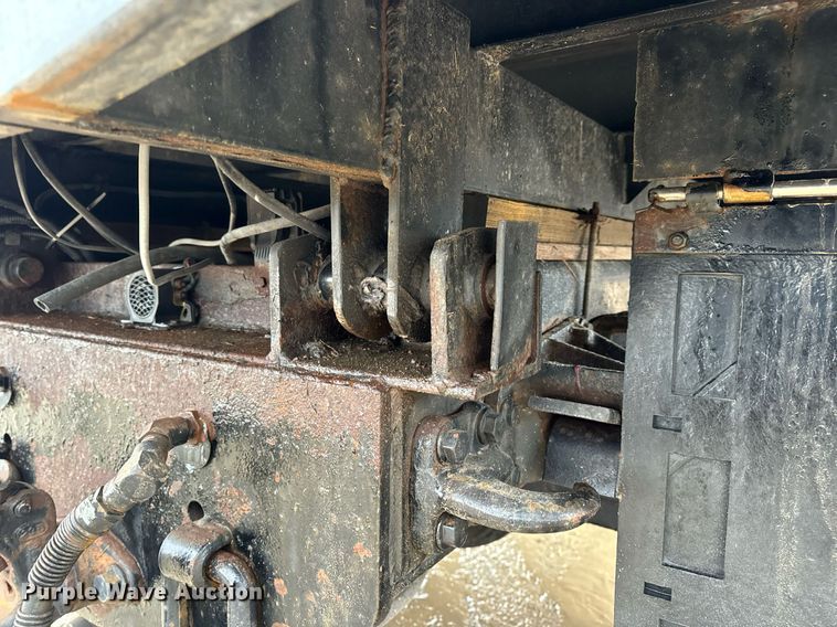 image for item EN5081 2006 International 7400 dump flatbed truck