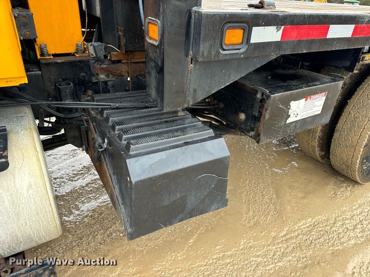 image for item EN5081 2006 International 7400 dump flatbed truck