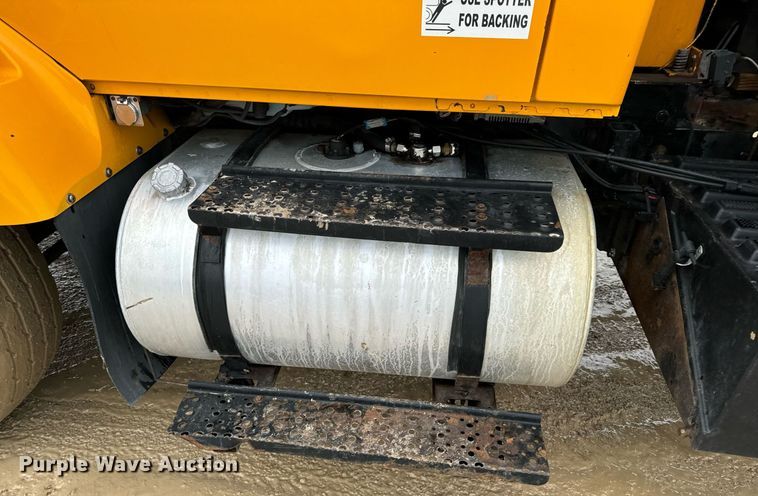 image for item EN5081 2006 International 7400 dump flatbed truck