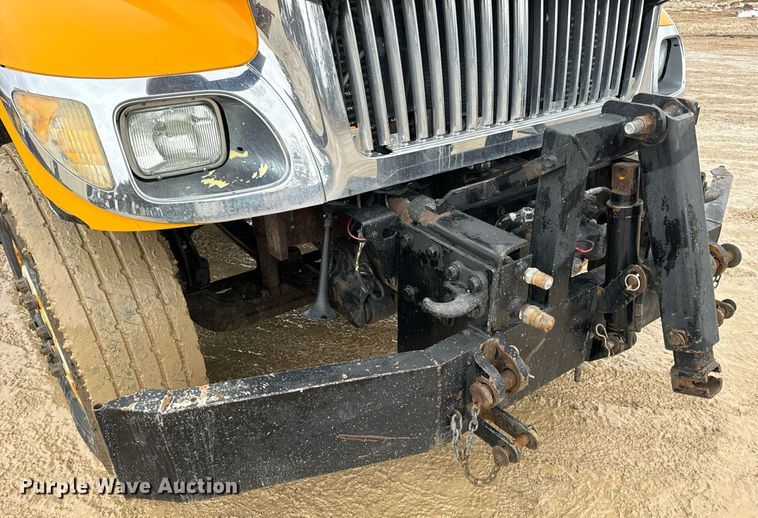 image for item EN5081 2006 International 7400 dump flatbed truck