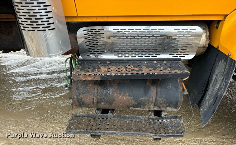 image for item EN5081 2006 International 7400 dump flatbed truck