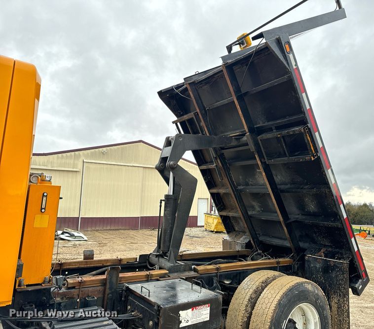 image for item EN5081 2006 International 7400 dump flatbed truck