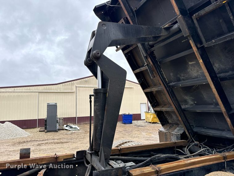 image for item EN5081 2006 International 7400 dump flatbed truck