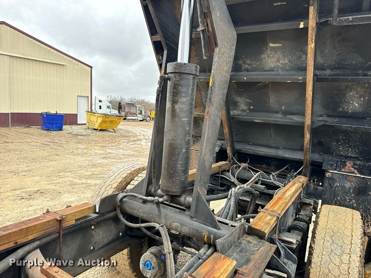 image for item EN5081 2006 International 7400 dump flatbed truck