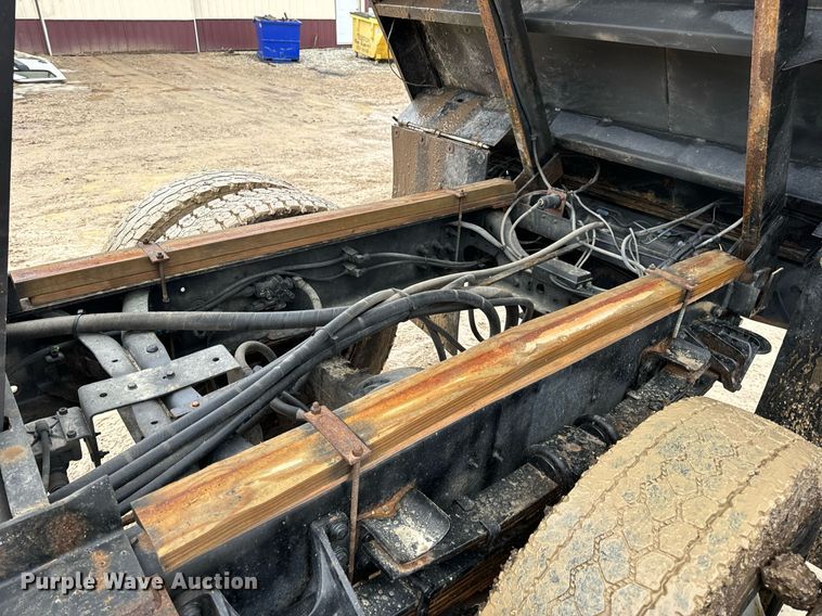 image for item EN5081 2006 International 7400 dump flatbed truck