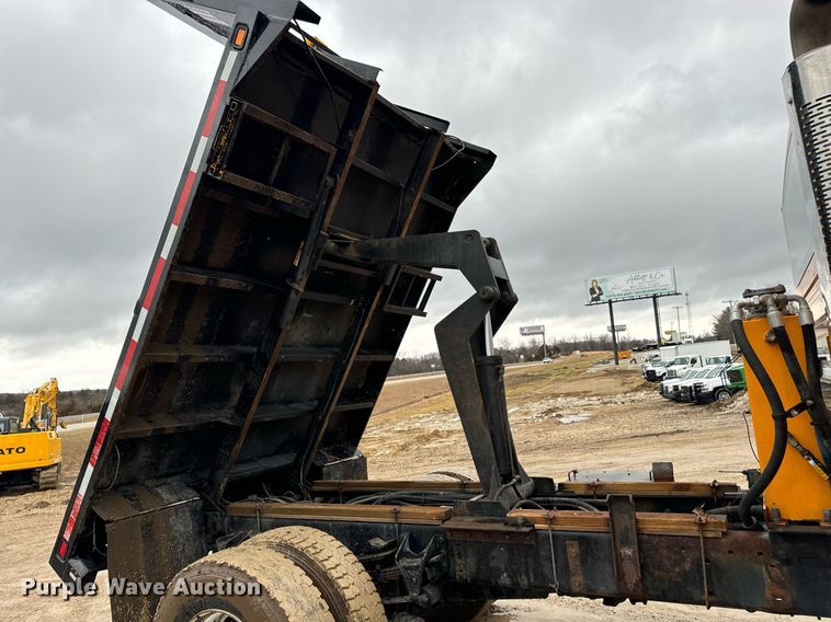 image for item EN5081 2006 International 7400 dump flatbed truck