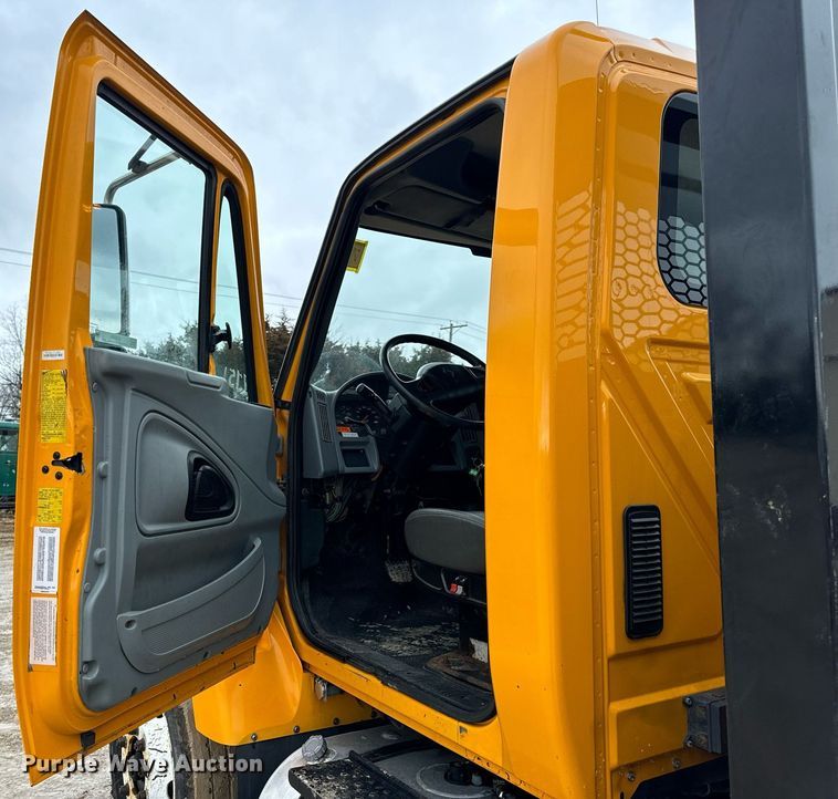 image for item EN5081 2006 International 7400 dump flatbed truck