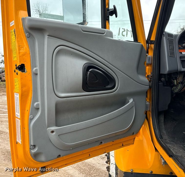 image for item EN5081 2006 International 7400 dump flatbed truck