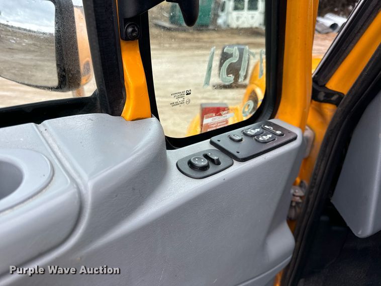 image for item EN5081 2006 International 7400 dump flatbed truck