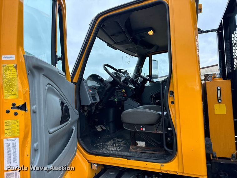 image for item EN5081 2006 International 7400 dump flatbed truck