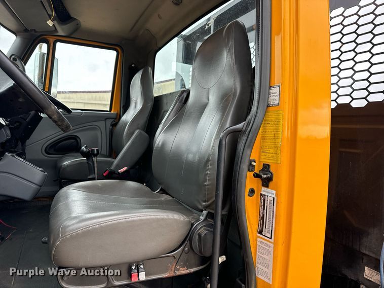 image for item EN5081 2006 International 7400 dump flatbed truck