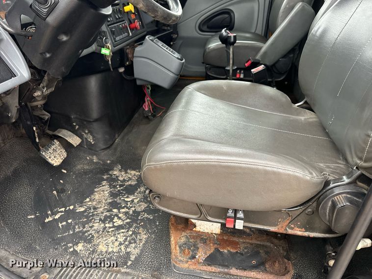 image for item EN5081 2006 International 7400 dump flatbed truck