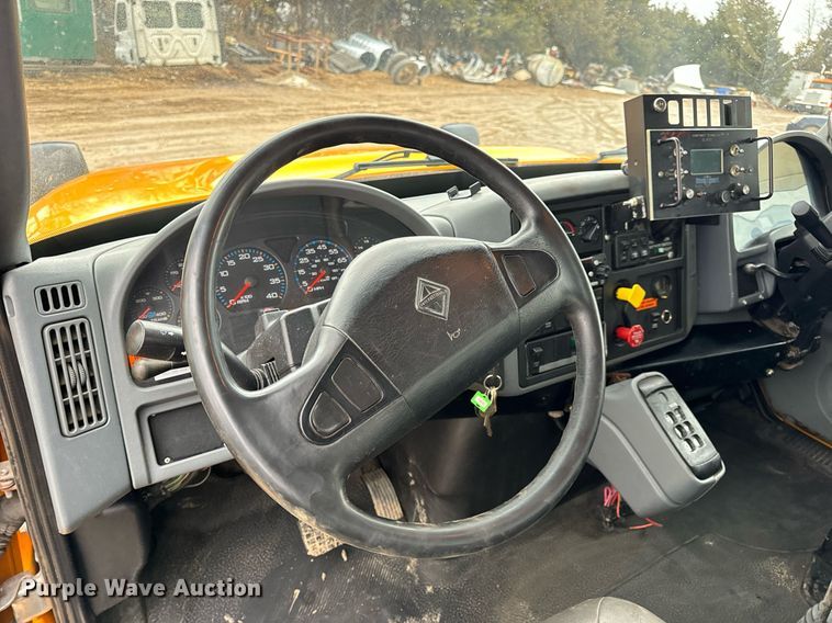 image for item EN5081 2006 International 7400 dump flatbed truck