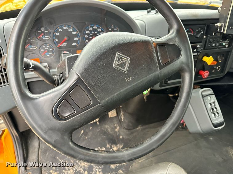 image for item EN5081 2006 International 7400 dump flatbed truck