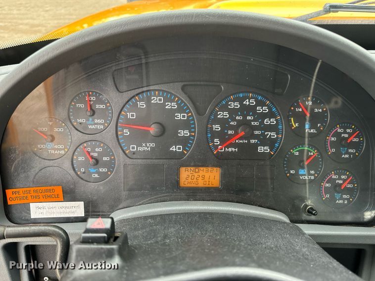 image for item EN5081 2006 International 7400 dump flatbed truck