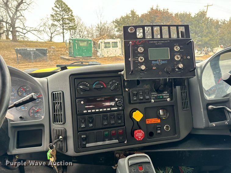 image for item EN5081 2006 International 7400 dump flatbed truck