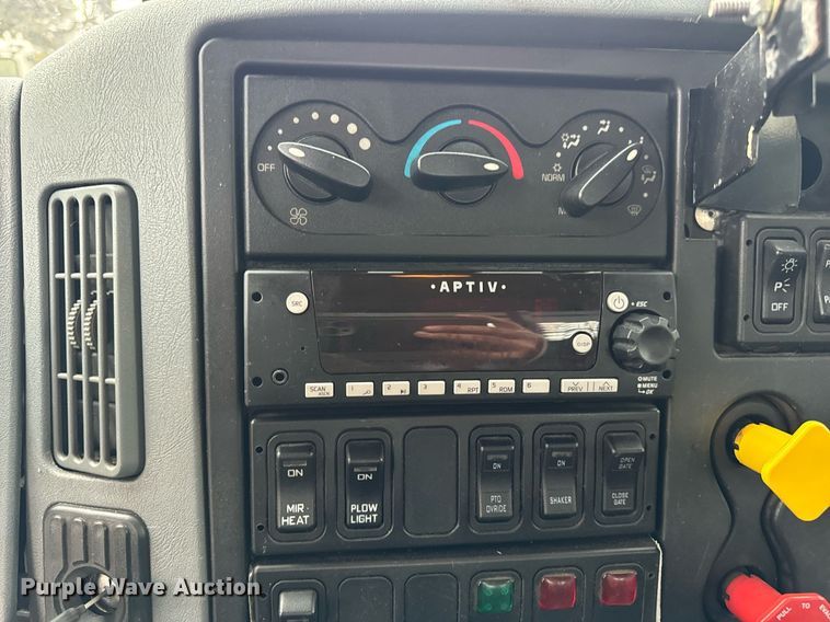 image for item EN5081 2006 International 7400 dump flatbed truck