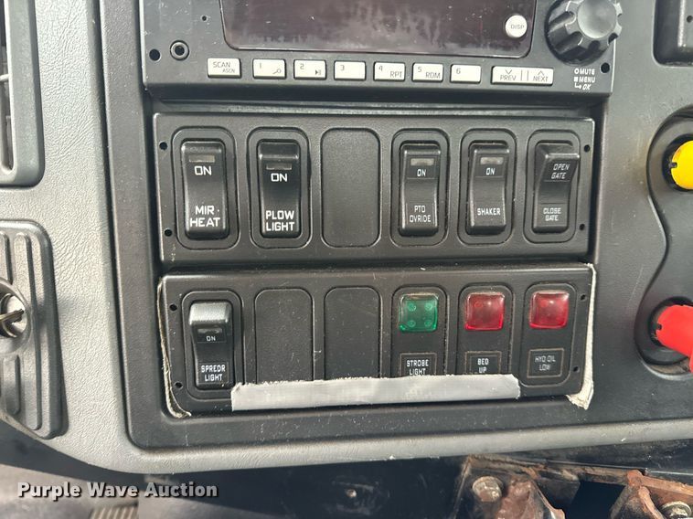 image for item EN5081 2006 International 7400 dump flatbed truck