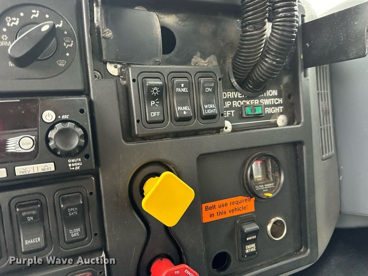 image for item EN5081 2006 International 7400 dump flatbed truck