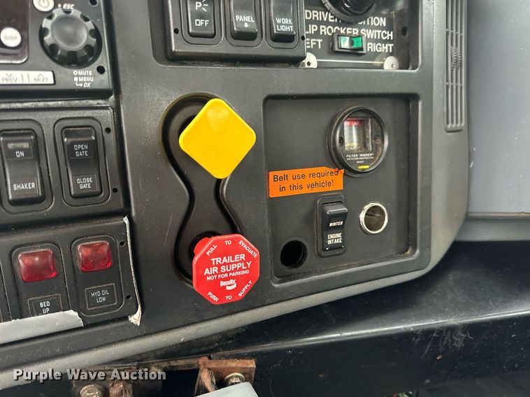 image for item EN5081 2006 International 7400 dump flatbed truck