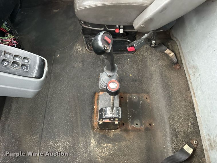 image for item EN5081 2006 International 7400 dump flatbed truck