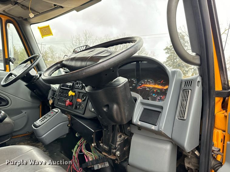 image for item EN5081 2006 International 7400 dump flatbed truck