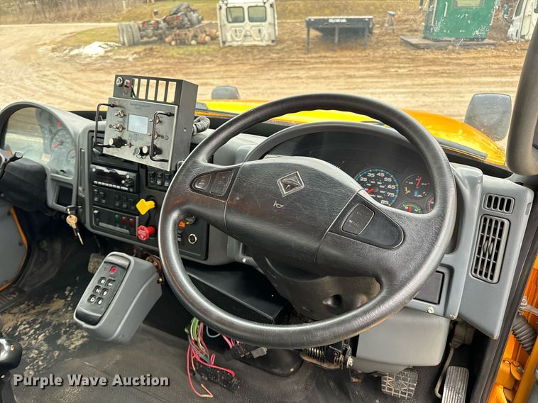 image for item EN5081 2006 International 7400 dump flatbed truck