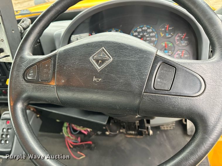 image for item EN5081 2006 International 7400 dump flatbed truck