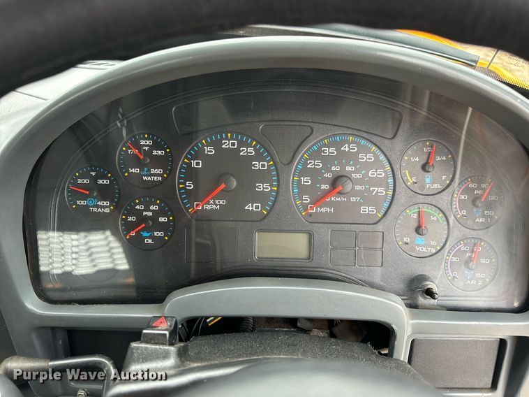 image for item EN5081 2006 International 7400 dump flatbed truck