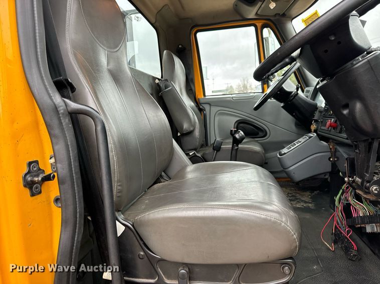 image for item EN5081 2006 International 7400 dump flatbed truck