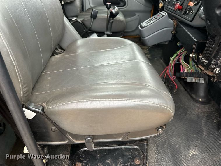 image for item EN5081 2006 International 7400 dump flatbed truck