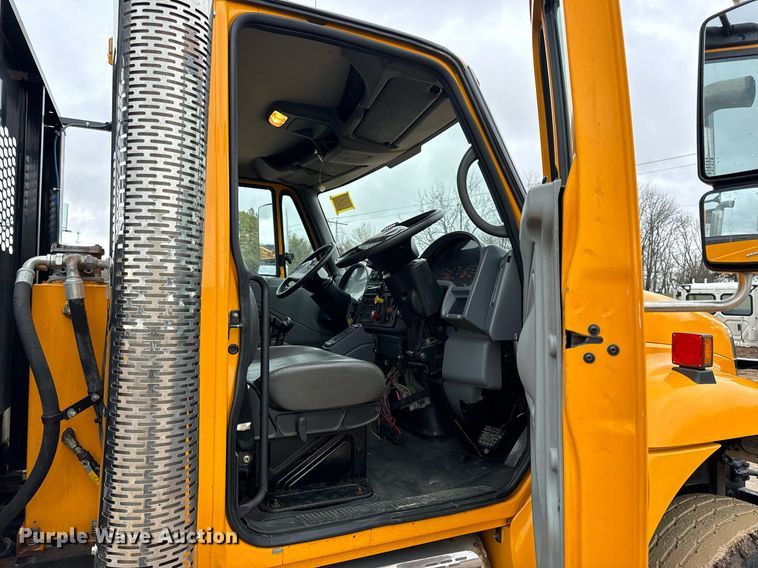 image for item EN5081 2006 International 7400 dump flatbed truck