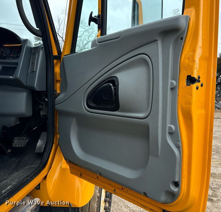 image for item EN5081 2006 International 7400 dump flatbed truck