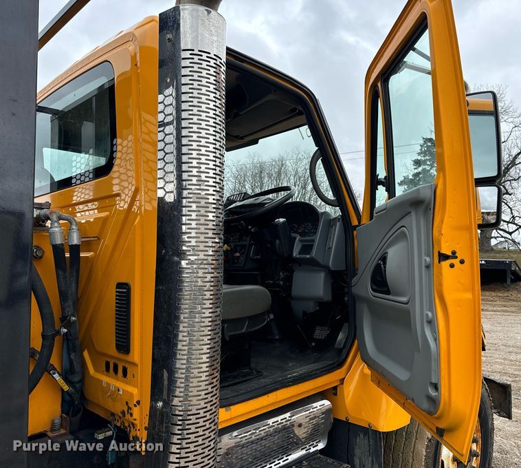 image for item EN5081 2006 International 7400 dump flatbed truck