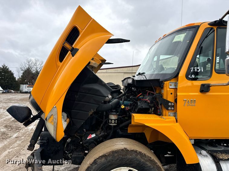 image for item EN5081 2006 International 7400 dump flatbed truck