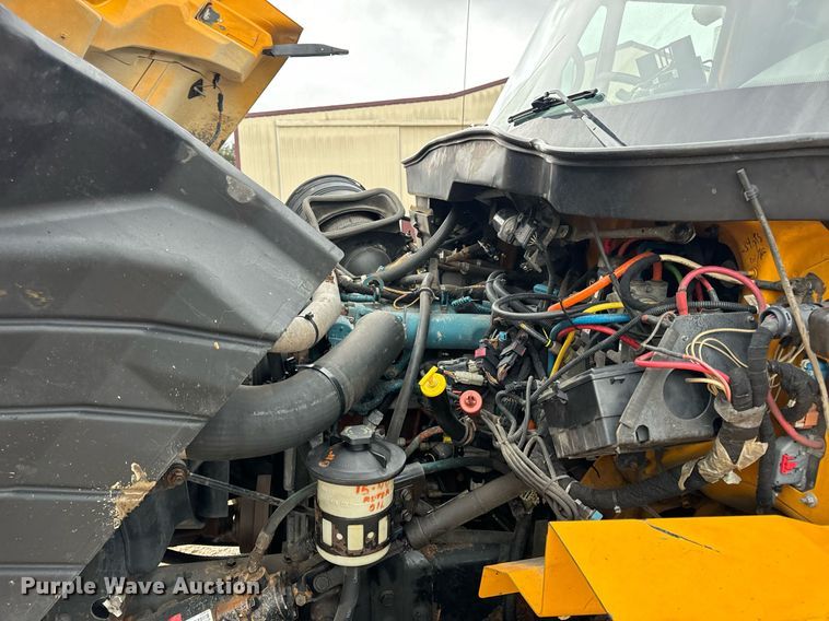 image for item EN5081 2006 International 7400 dump flatbed truck