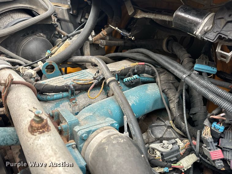 image for item EN5081 2006 International 7400 dump flatbed truck