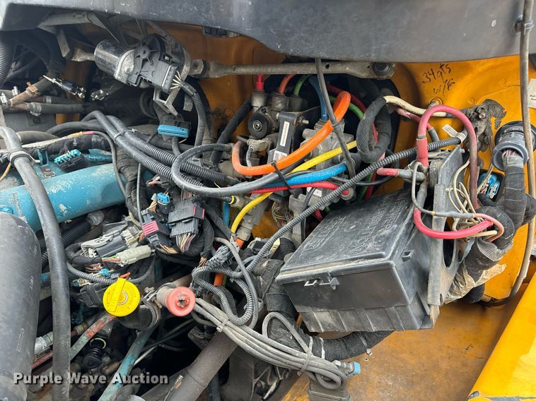 image for item EN5081 2006 International 7400 dump flatbed truck