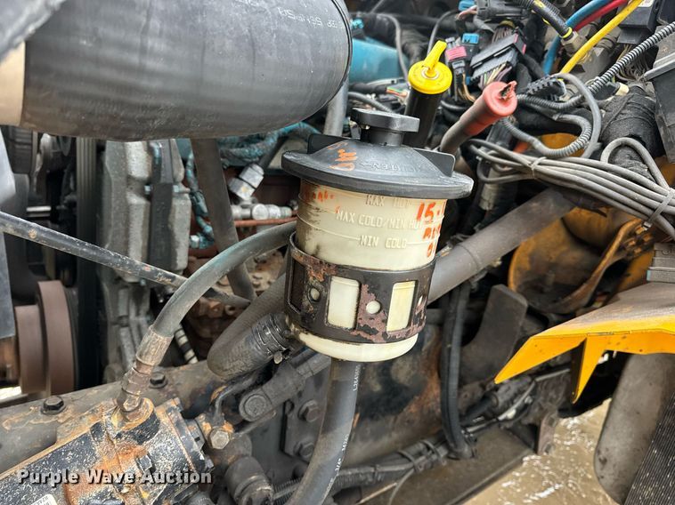 image for item EN5081 2006 International 7400 dump flatbed truck